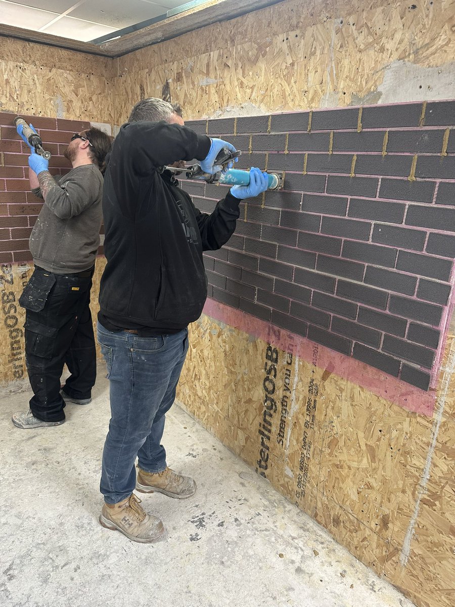 kbyrne7's tweet image. Good to see all the guys down @SGWeberUK yesterday CPD on Weber Brickwall system spent the day in Flitwick with @roytonbuilders