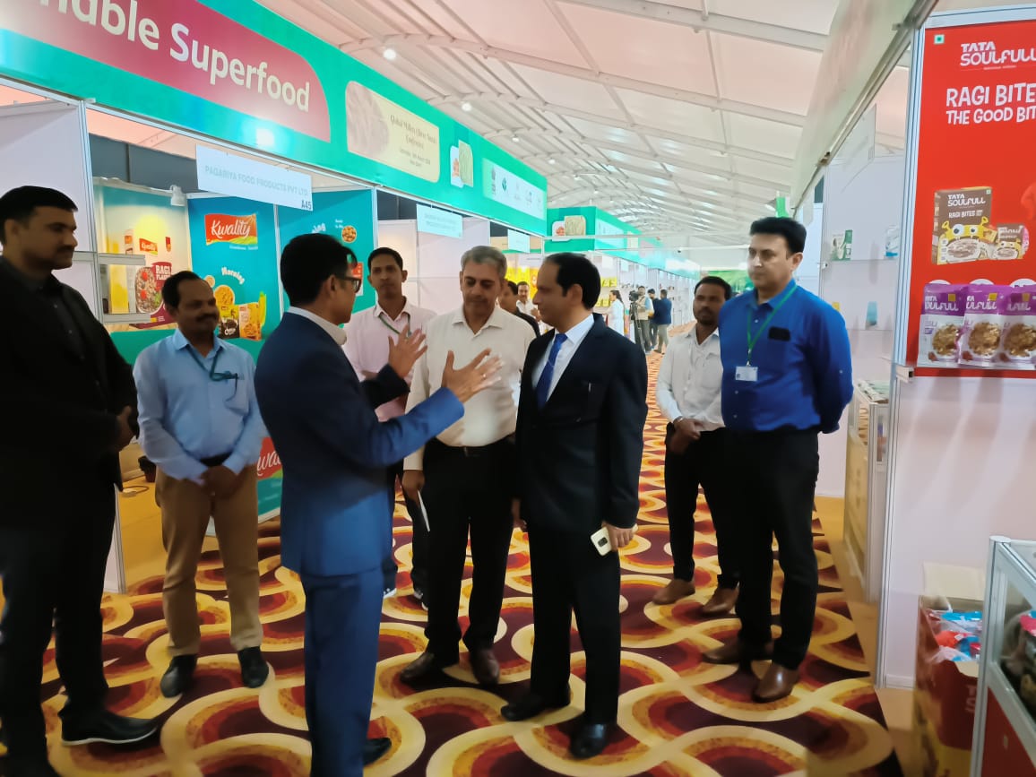 APEDADOC's tweet photo. Dr. Himanshu Pathak, Secretary DARE cum DG- ICAR visited the exhibition of millets at Global #Millets (#ShreeAnna) conference &amp; interacted with #exporters. #GlobalMilletsConference #Indianmillets #YearofMillets #IYM2023 #APEDA https://t.co/7lyeHGdJ4j