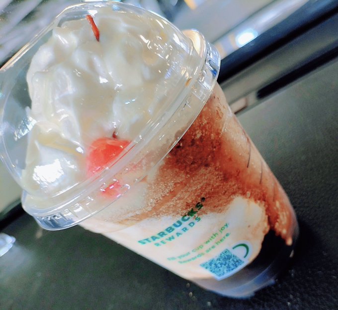 今日のおやつはカロリー爆弾フラペチーノ👀 