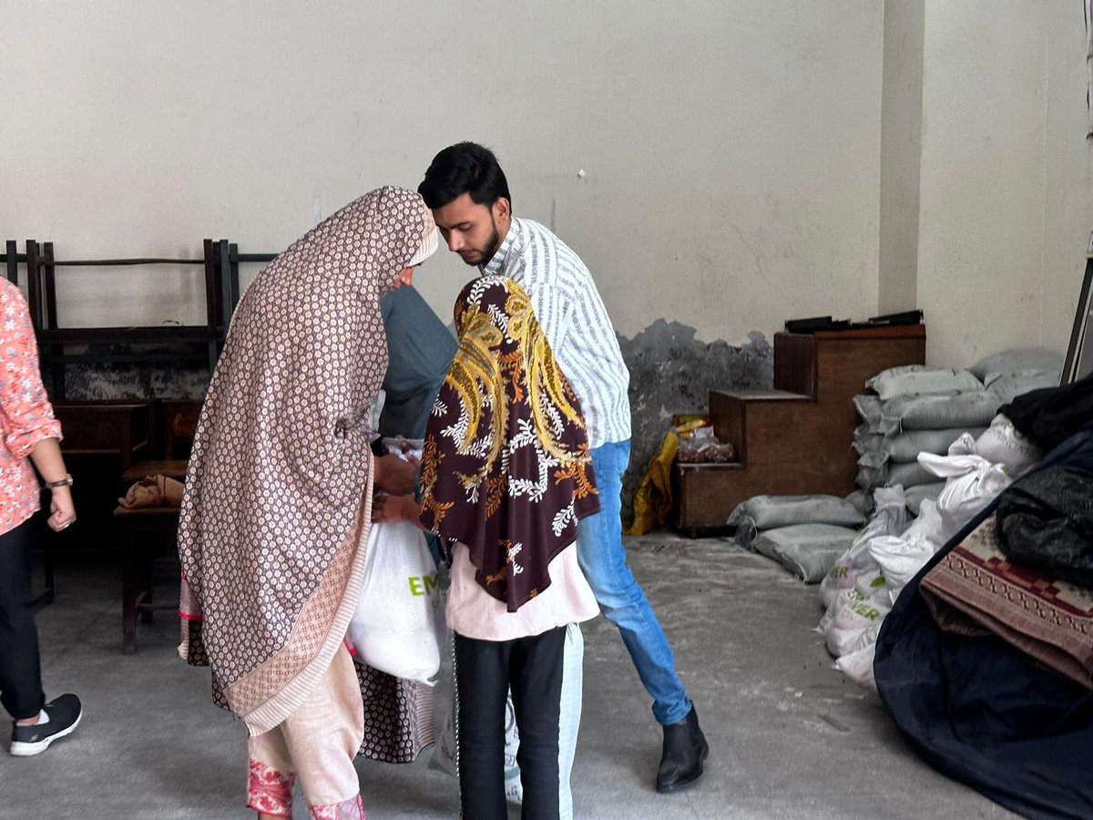 10PearlsPK's tweet photo. To gear up for the holy month of Ramadan, #EmpowerFoundation conducted a #RationDrive in Karachi, Lahore and Islamabad for the deserving families of the neighborhoods. We’re grateful to our team who came forward for this noble cause & helped provide essential food supplies 💚 https://t.co/NcdVcIxhdN