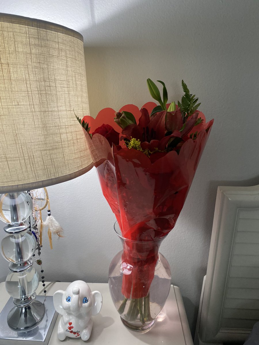 Get y’all a man who gets u flowers🤭