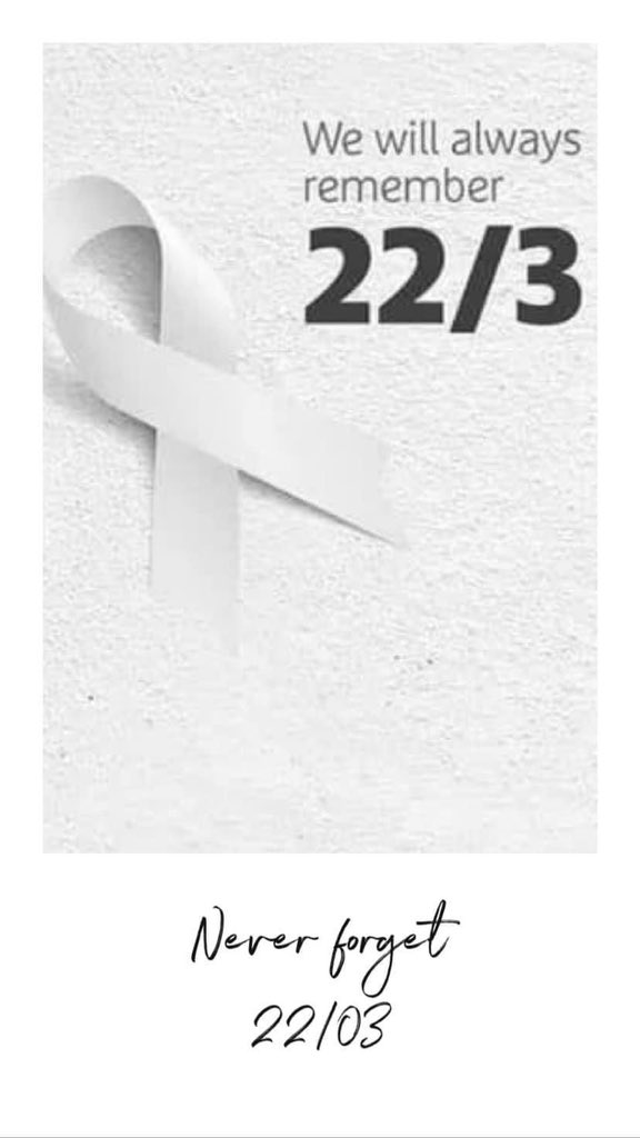 Le 22 mars 2016, à 9h11, peu après l’attentat de Zaventem, une bombe explose dans la station de métro Maalbeek. 
Op 22 maart 2016 om 9.11 uur, kort na de aanslag in Zaventem, ontplofte een bom in het metrostation Maalbeek.
#NeverForget