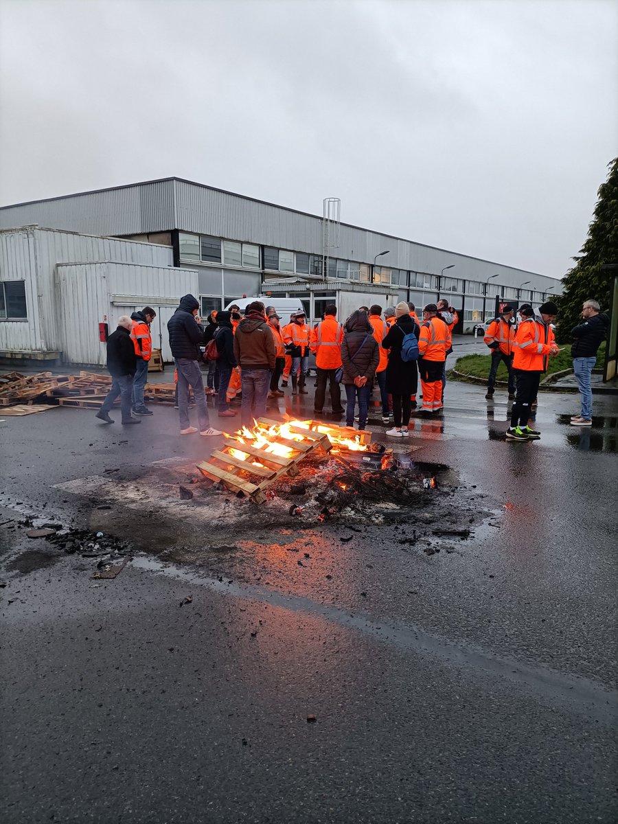 ju_mha's tweet photo. @AggloLTC jour 2 : ça continue, pas un camion, pas un bus n'est sorti ce matin ✊ #ReformeDesRetraites #inflation #augmentationsalariale #NonALaReformeDesRetraites @ebothorel @EgaultGervais @SylvainErnault https://t.co/lsT1K0W6kP