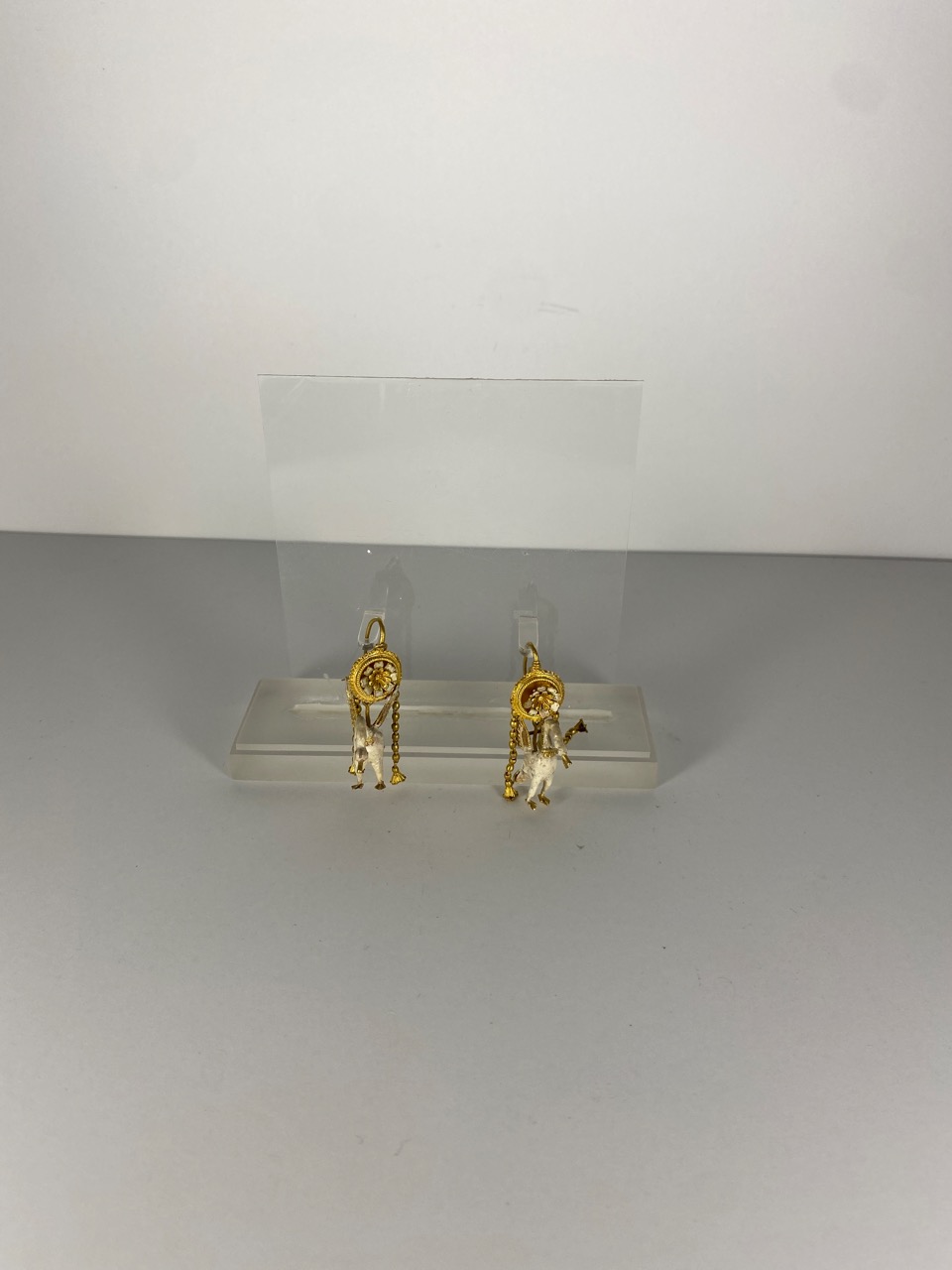 Ζεύγος ενωτίων από χρυσό και σμάλτο με κύκνους από υαλόμαζα. 3ος αι. π.Χ.