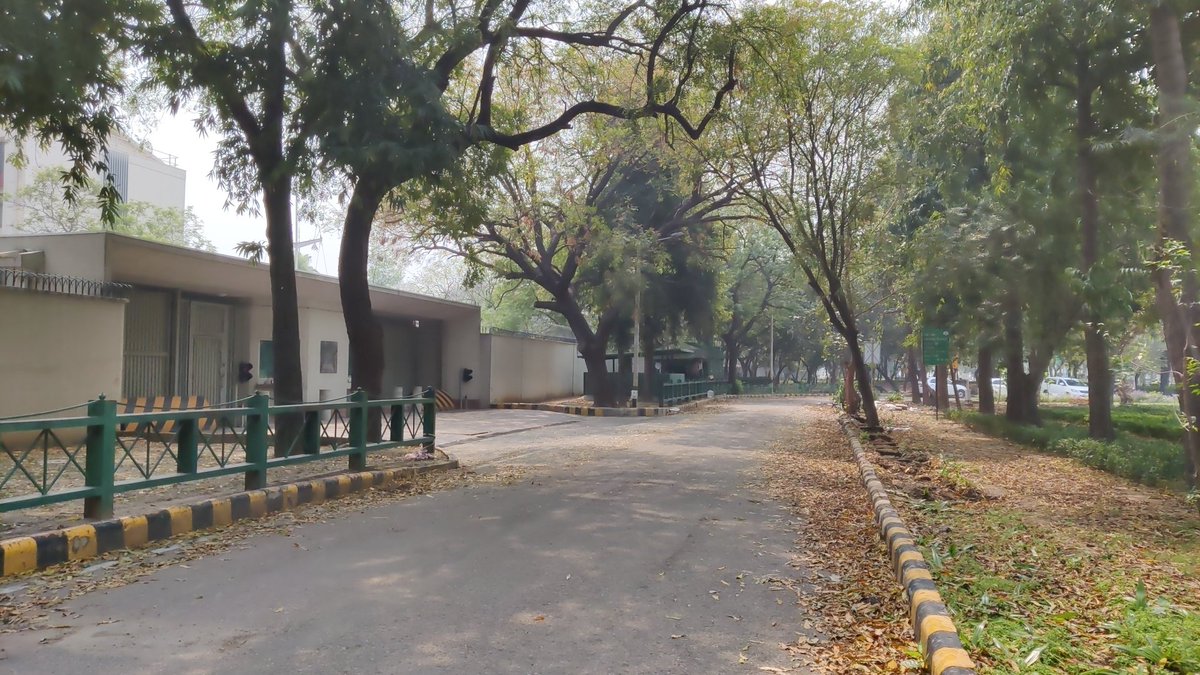 sidhant's tweet photo. Breaking: India removes all external security infront of the British High commission &amp; high commissioner's residence. Move come after Indian commission in London was vandalized by Khalistani extremists. https://t.co/GloYp1e8a9