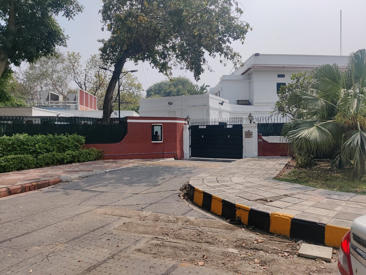 sidhant's tweet photo. Breaking: India removes all external security infront of the British High commission &amp; high commissioner's residence. Move come after Indian commission in London was vandalized by Khalistani extremists. https://t.co/GloYp1e8a9