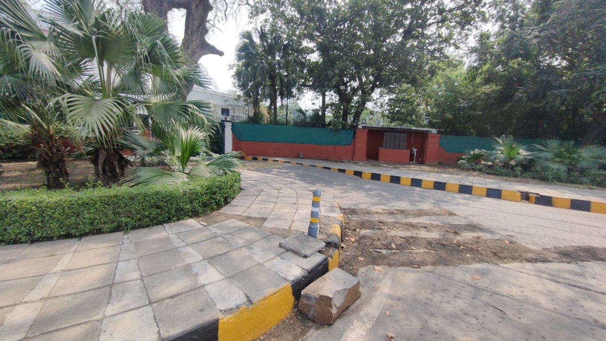 sidhant's tweet photo. Breaking: India removes all external security infront of the British High commission &amp; high commissioner's residence. Move come after Indian commission in London was vandalized by Khalistani extremists. https://t.co/GloYp1e8a9