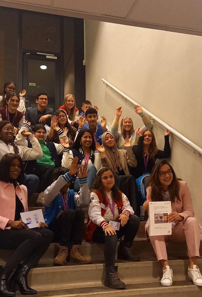 Tweede Kamerlid Hülya Kat kreeg van de Raad van Kinderen het rapport Opgroeien in armoede tijdens het symposium kinderarmoede. 'Betrek jongeren eerder bij beleid en neem hun ideeën serieus', was een van de boodschappen aan de ruim 200 aanwezigen.