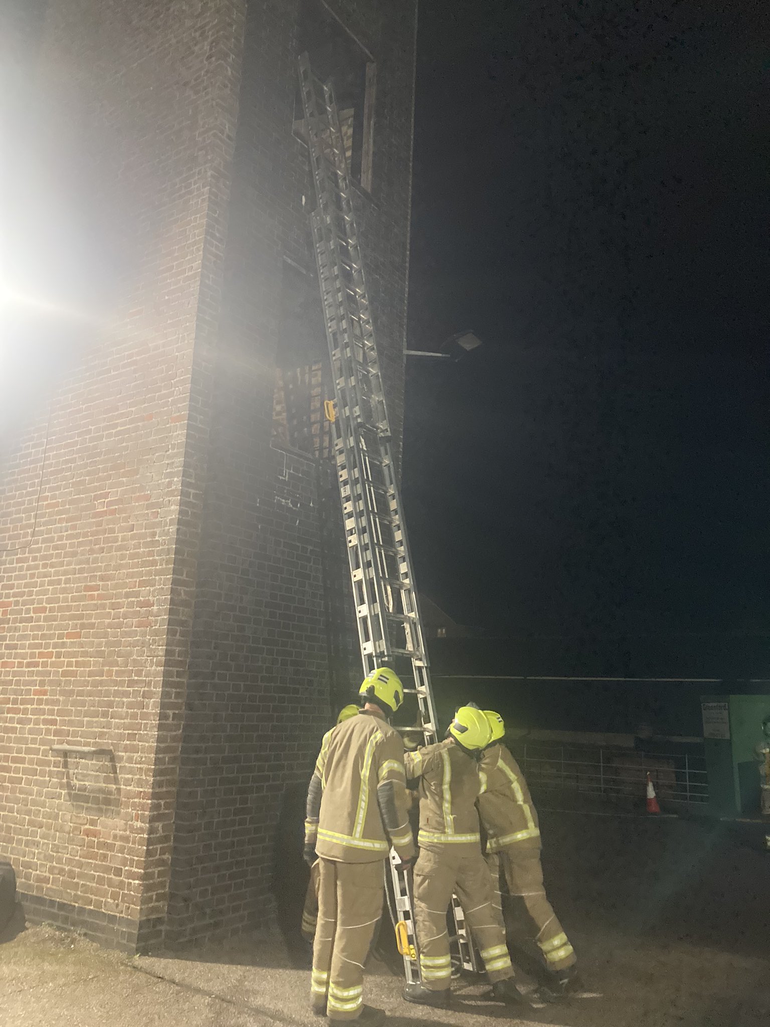 Berkhamsted Fire OnCall on Twitter "Tuesday night drill. Crews preparing for the arrival of