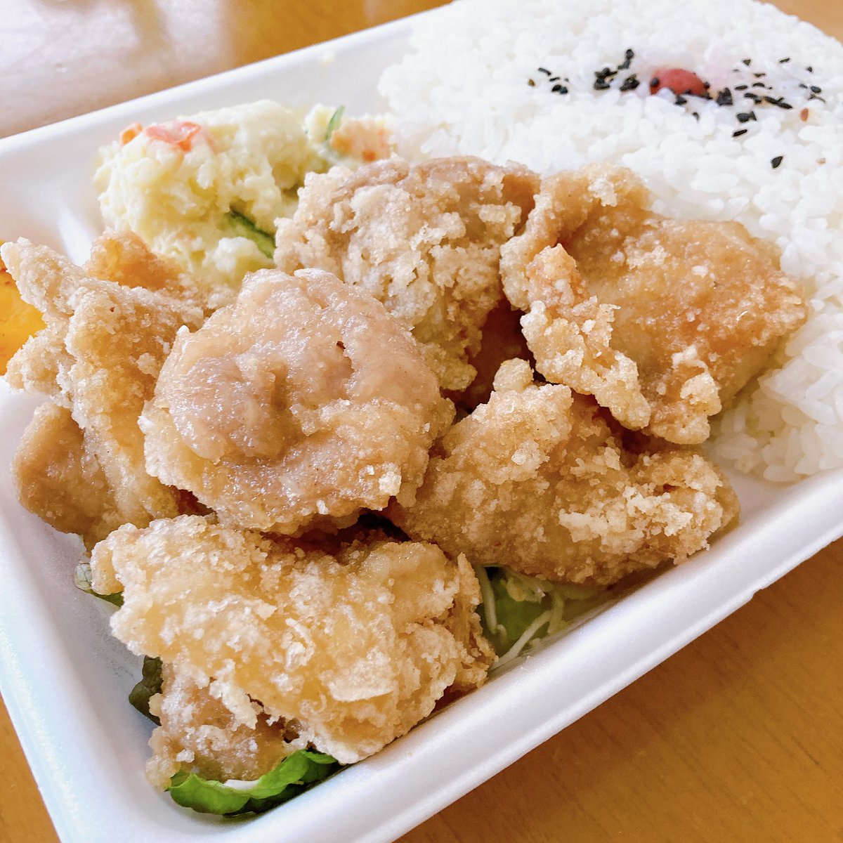 whitefalconyuk's tweet photo. 🍱2023.02.11 (土)🍱

やました商店のからあげ弁当😋🍱

#やました商店  #からあげ弁当
#からあげ  #唐揚げ  #弁当
#静岡  #御前崎  #池新田  #浜岡 https://t.co/zGdS44jGAM