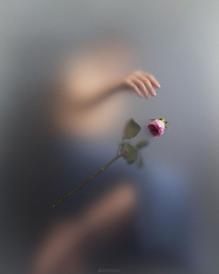 Moisture in the air
almost palpable scent of white silence
ur eyes
two lonely droplets
lost in the fog
me my love
a cloud falling apart pouring its pieces down
on u
in a warm drizzle
tears nourishing ur roots
rinsing ur shadows
with my sky
till ur leaves bud
bloom to happiness