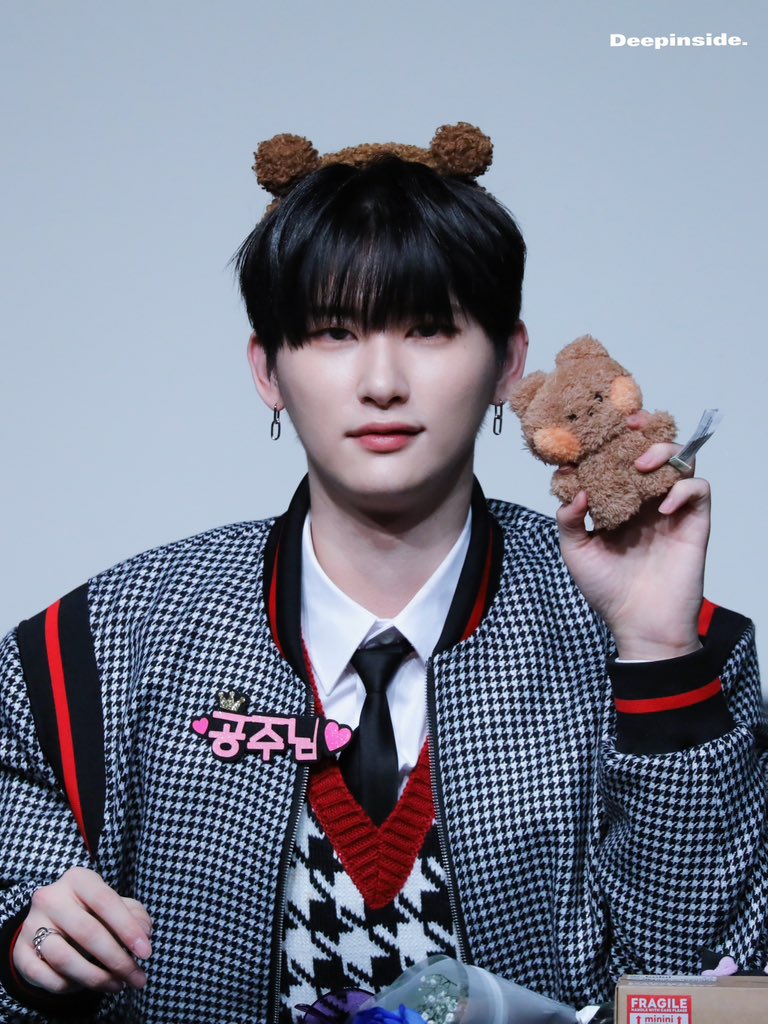 230319 위드뮤 팬싸 HQ

브니니랑 친구였으면 
우비니는 룹니니?🧸😊

#우빈 #WOOBIN #ウビン
#CRAVITY #크래비티 
#MASTER_PIECE 
#Groovy