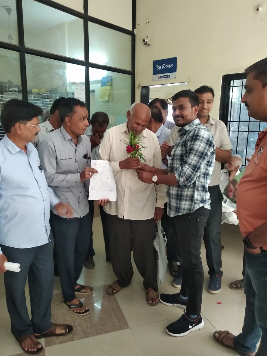 btd_nagarpalika's tweet photo. જાહેર રજાના દિવસે ટેક્સ ભરવા આવનાર જાગૃત નાગરિકોનું પુષ્પગુચ્છ આપી અભિવાદન કરવામાં આવ્યું અને ટેક્સ ભરવા માટે અન્યોને પણ જાગૃત કરવા જણાવ્યું.@CMOGuj @Collectorbotad @mahitibotad @Botad_Prant @AhmedabadRcm @WaghelaMuks https://t.co/Y8OKUyPd6p