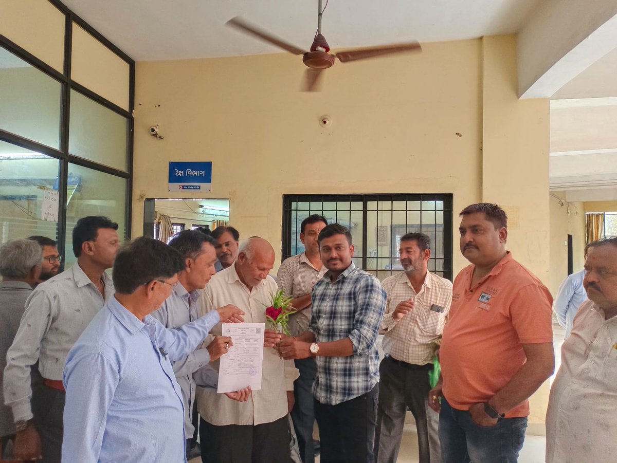 btd_nagarpalika's tweet photo. જાહેર રજાના દિવસે ટેક્સ ભરવા આવનાર જાગૃત નાગરિકોનું પુષ્પગુચ્છ આપી અભિવાદન કરવામાં આવ્યું અને ટેક્સ ભરવા માટે અન્યોને પણ જાગૃત કરવા જણાવ્યું.@CMOGuj @Collectorbotad @mahitibotad @Botad_Prant @AhmedabadRcm @WaghelaMuks https://t.co/Y8OKUyPd6p