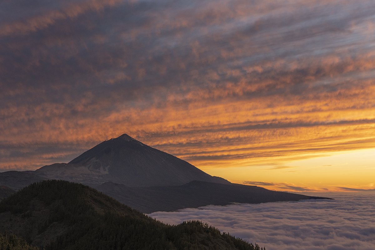 Imanolzuaznabar's tweet photo. Así cambian los colores durante una puesta de sol. 20 minutos entre foto y foto del atardecer de ayer en Tenerife. https://t.co/WVYqaXui0j
