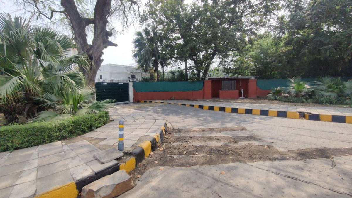 MeghUpdates's tweet photo. BREAKING ⚡️⚡️ India removes all external security including Barricades, Bunkers, PCR Vans from infront of the British High commission &amp; high commissioner's residence.

Move come after Indian commission in London was vandalized by Khalistani extremists. https://t.co/FGU7ki7l25