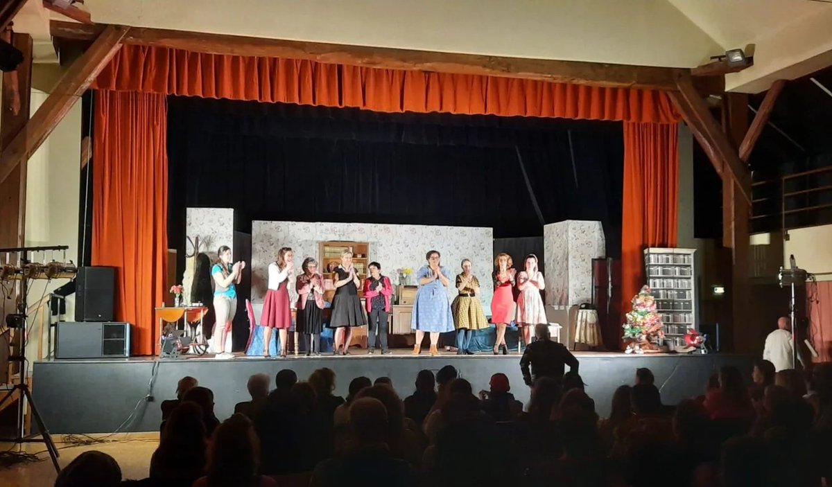 digylaine's tweet photo. [#théâtre] Quelle merveilleuse aventure que la tournée 2022-23 de #HuitFemmes 💄 : pièce avec intrigue policière 🔪 de Robert Thomas (1958), jouée par l'association troupe amateur @BlousesenScene. 
Encore quelques dates jusqu'en décembre... venez partager notre émotion !!! https://t.co/VAFjmuXawi