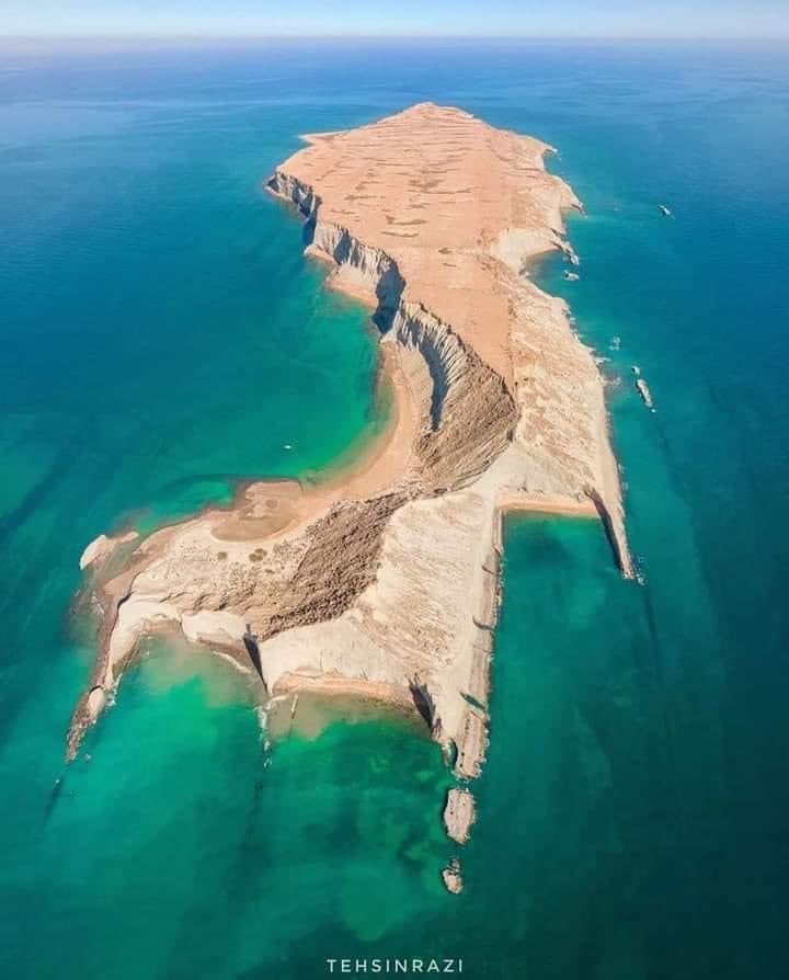 پاکستان کا ایک خوبصورت جزیرہ۔۔۔۔۔!!!!! 

پاکستان میں کل بارہ 12 جزیرے ہیں۔ جن میں استولا نامی جزیرہ سب سے بڑا ہے، جسے "جزیرہ ہفت تلار" بھی کہا جاتا ہے۔بحیرہ عرب میں ایک غیر آباد پاکستانی جزیرہ جو ساحل کے قریبی حصے سے  تقریبا باٸیس تیس کلومیٹر جنوب میں اور پسنی کی ماہی گیری کی