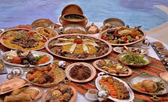 Bu #Ramazan pahalı, abartılı iftar ya da sahur sofrasına oturmayın sakın.
Çadırlarda iftar açan depremzedeleri düşünün.
Peşinen söyleyeyim böyle şatafatlı iftar davetini kabul etmem, o sofralarda kimi görürsem eleştirmek de çekinmem haberiniz olsun.