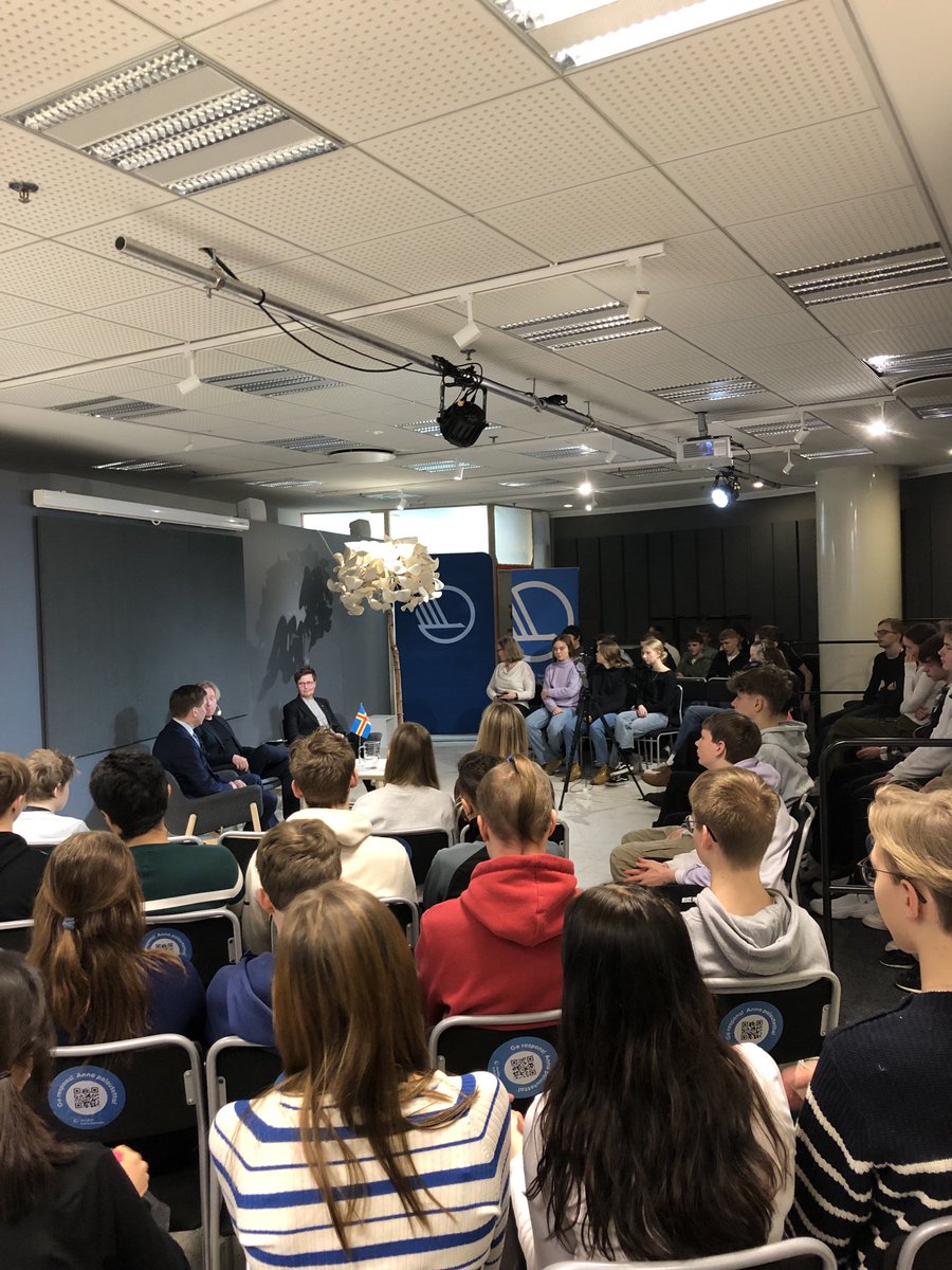 Fullt hus då det är Ålandsdagen i alla skolor. 🇦🇽🇦🇽
Började dagen med en streamad diskussion tillsammans med minister Annika Hambrudd från Åland.
Diskussionen leddes av Nicke Aldén från Yle.