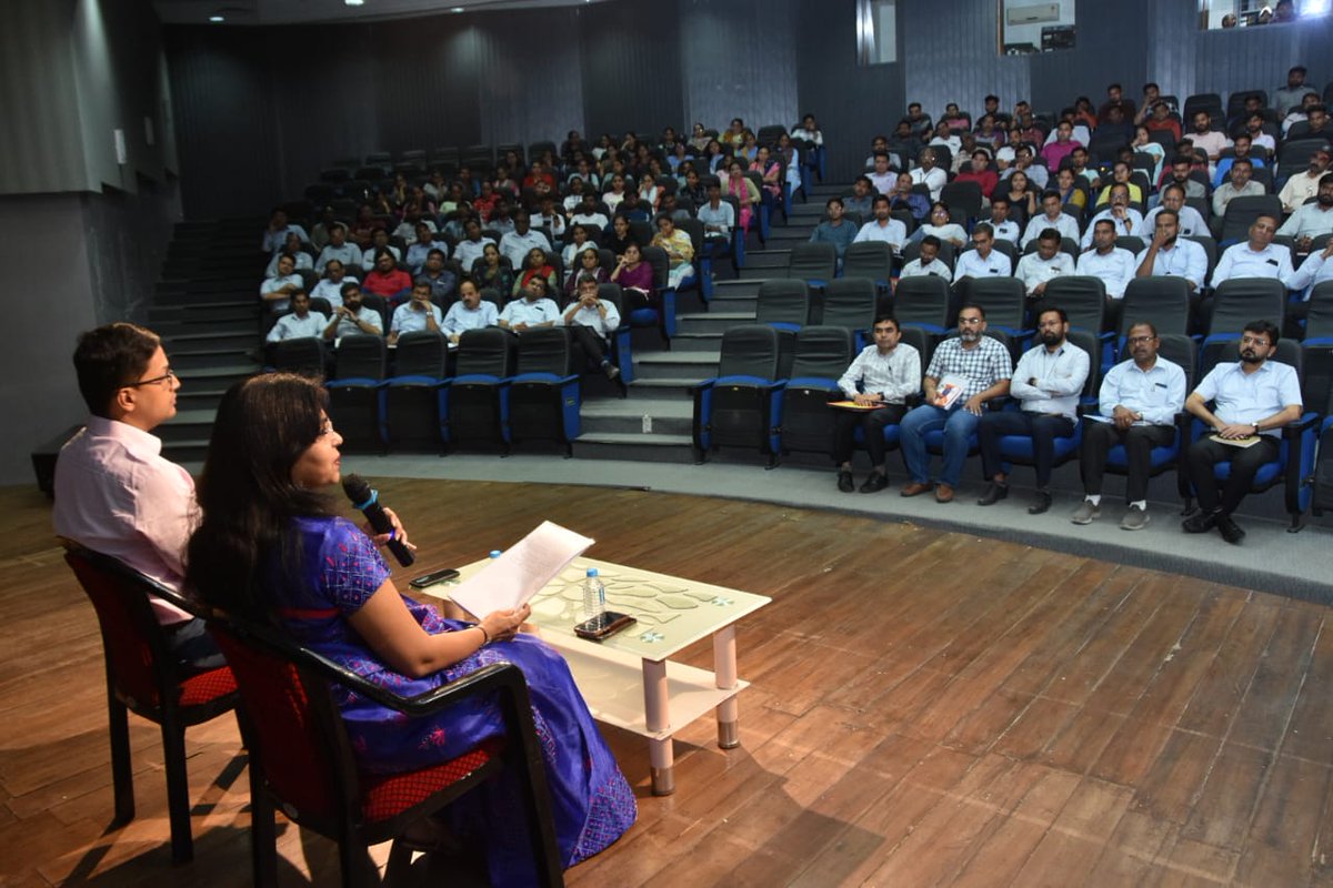 CommissionerSMC's tweet photo. ભારત સરકારશ્રીની 'ઈ-શ્રમ' યોજના હેઠળ મહત્તમ અસંગઠીત શ્રમયોગીઓને યોજનાનો લાભ મળે તે હેતુથી માન.કમિશ્નર શ્રીમતિ શાલિની અગ્રવાલ IAS તથા માન. કલેકટરશ્રીના અધ્યક્ષ સ્થાને મિટિંગ યોજી SMC તથા જિલ્લા વહીવટી તંત્રના અધિકારીઓને જરૂરી સૂચના આપવામાં આવી. @Bhupendrapbjp  @Mukeshias https://t.co/3u1aFxOde4
