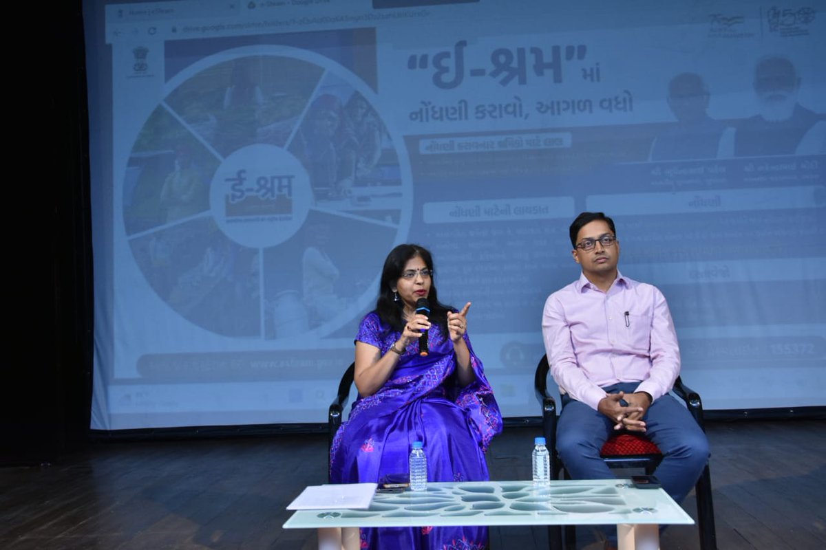 CommissionerSMC's tweet photo. ભારત સરકારશ્રીની 'ઈ-શ્રમ' યોજના હેઠળ મહત્તમ અસંગઠીત શ્રમયોગીઓને યોજનાનો લાભ મળે તે હેતુથી માન.કમિશ્નર શ્રીમતિ શાલિની અગ્રવાલ IAS તથા માન. કલેકટરશ્રીના અધ્યક્ષ સ્થાને મિટિંગ યોજી SMC તથા જિલ્લા વહીવટી તંત્રના અધિકારીઓને જરૂરી સૂચના આપવામાં આવી. @Bhupendrapbjp  @Mukeshias https://t.co/3u1aFxOde4