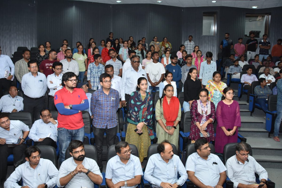 CommissionerSMC's tweet photo. ભારત સરકારશ્રીની 'ઈ-શ્રમ' યોજના હેઠળ મહત્તમ અસંગઠીત શ્રમયોગીઓને યોજનાનો લાભ મળે તે હેતુથી માન.કમિશ્નર શ્રીમતિ શાલિની અગ્રવાલ IAS તથા માન. કલેકટરશ્રીના અધ્યક્ષ સ્થાને મિટિંગ યોજી SMC તથા જિલ્લા વહીવટી તંત્રના અધિકારીઓને જરૂરી સૂચના આપવામાં આવી. @Bhupendrapbjp  @Mukeshias https://t.co/3u1aFxOde4
