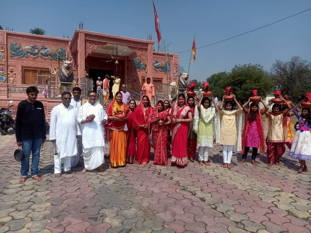 lionsarvesh's tweet photo. माता रानी की कृपा से पुनः पिता जी एवं माता जी को चैत्र नवरात्र मे माता रानी की पुजा अनुष्ठान दुर्गा माता मन्दिर,निगाही में करने का सौभाग्य प्राप्त हुआ।
जय माता दी
#नवरात्रि #नव_संवतसर_2080 https://t.co/YxLbNLXonf