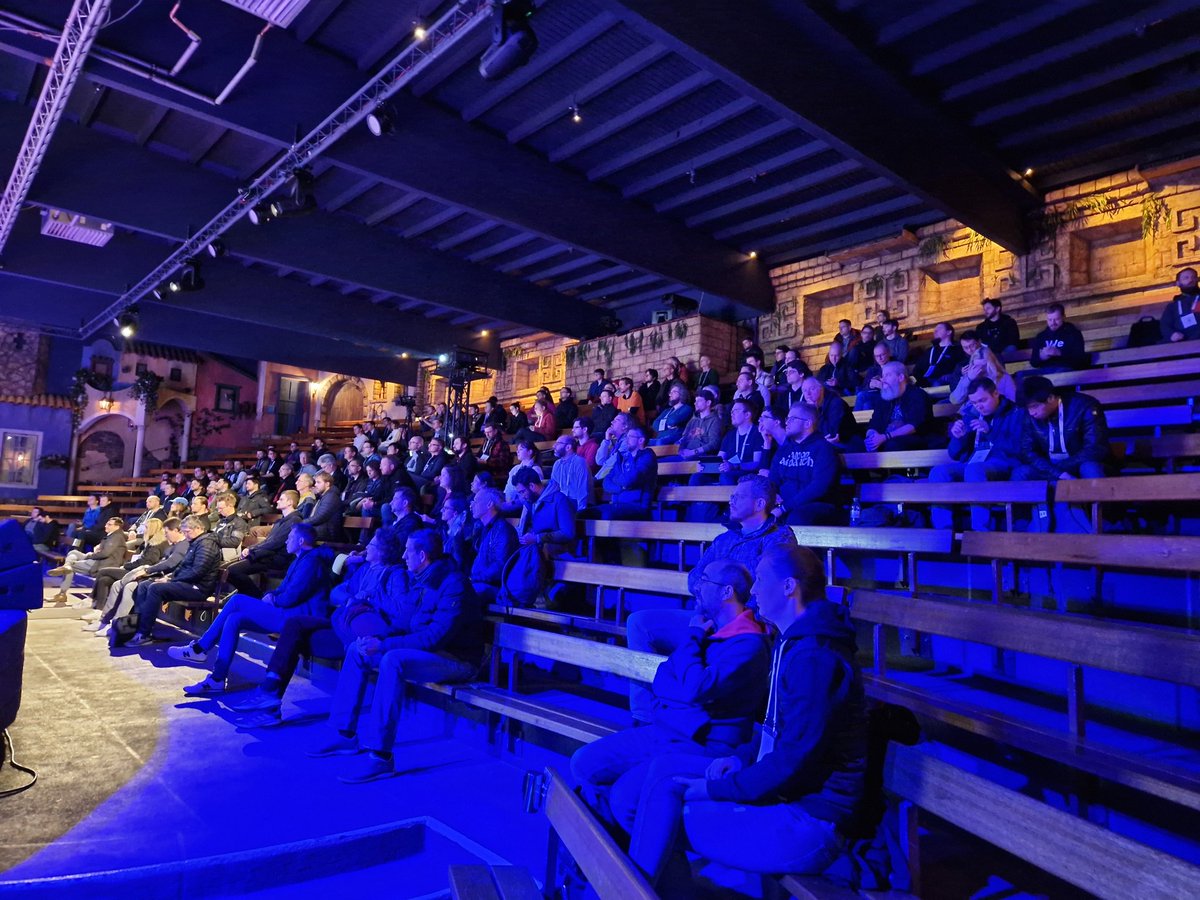 Der frühe Vogel ... (kann uns alle nicht). Der zweite Tag der <a href="/JavaLandConf/">JavaLandConf</a> startet unter anderem mit <a href="/TomHombergs/">Tom Hombergs</a> mit "Let's build components ..."