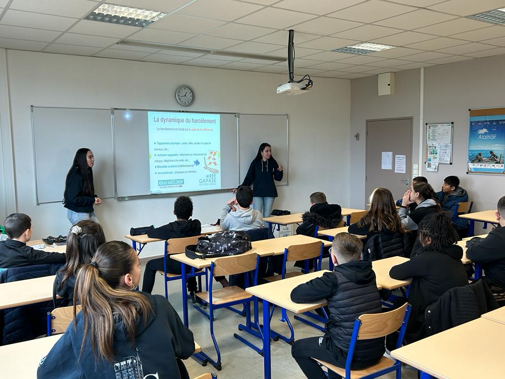 Nos lycéens ambassadeurs bien-être du #lyceescumanperret se rende au collège Pablo Picasso pour sensibiliser à la lutte contre le harcèlement Merci à Mehdi Chati de l'EMS, Mme Flatt principale du collège et M Chetitah CPE du clg pour leur accueil. #climatscolaire #bienveillance