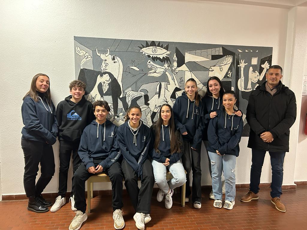 schuman_perret's tweet photo. Nos lycéens ambassadeurs bien-être du #lyceescumanperret se rende au collège Pablo Picasso pour sensibiliser à la lutte contre le harcèlement Merci à Mehdi Chati de l'EMS, Mme Flatt principale du collège et M Chetitah CPE du clg pour leur accueil. #climatscolaire #bienveillance https://t.co/yNbYkse5mz