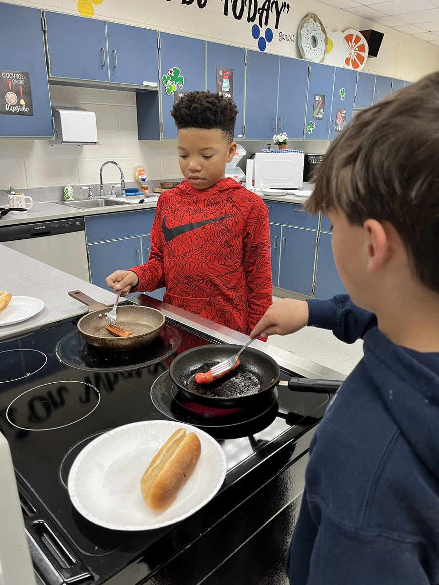 MACS_CTE's tweet photo. What is on the perfect hotdog? These students got to decide! The power of teaching #lifeskills and the gratification of seeing (and tasting!) the finished product- priceless!! 🌭🙌🎉✅😋@CTEforNC @MACSchools @NCFCSEd @Levi_Goins @mel_sparks5 @LesaRThomas https://t.co/Z4QAmnszFg