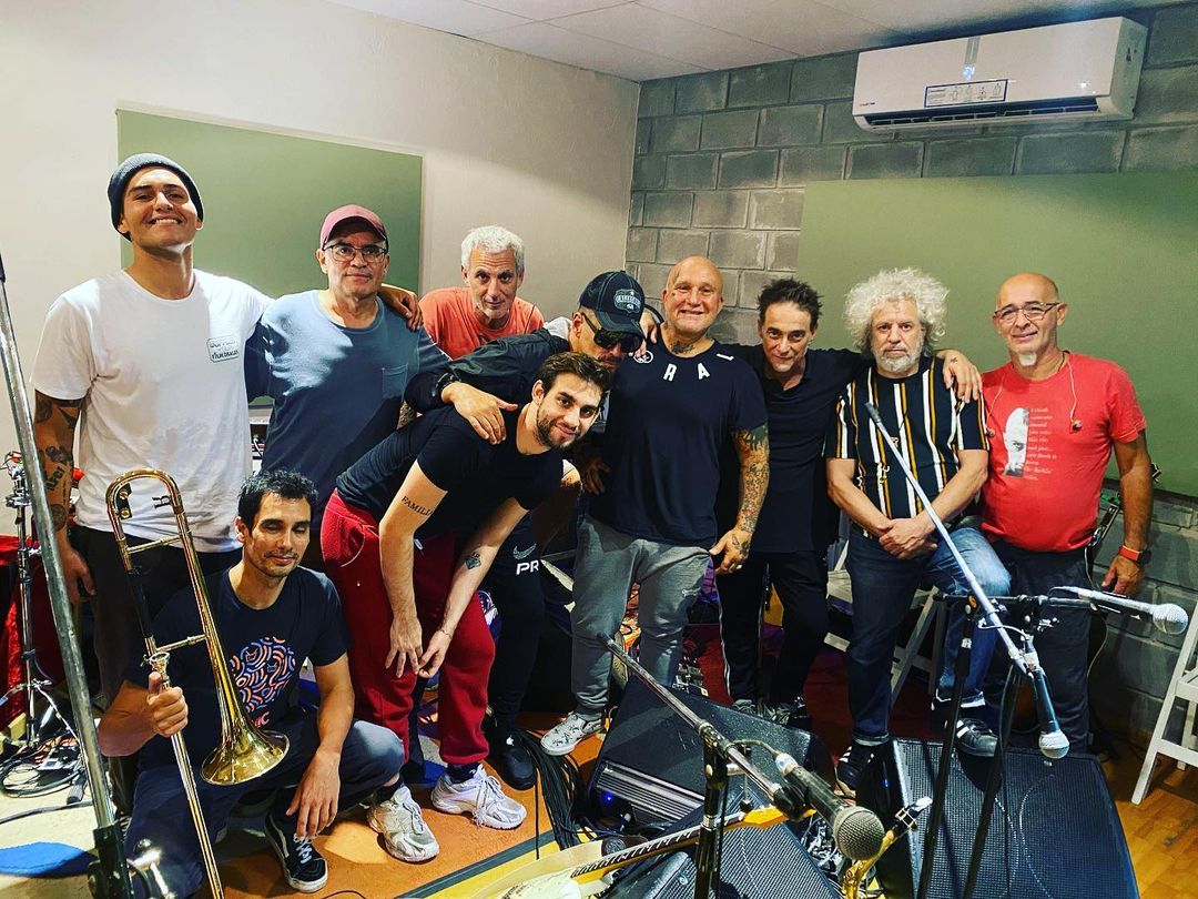 En medio de los ensayos para nuestros próximos shows en <a href="/coachella/">Coachella</a> y Puerto Rico tuvimos la grata visita de <a href="/luciano_eltirri/">Luciano</a>, y aprovechamos para juntar descanso + foto! 💪📸