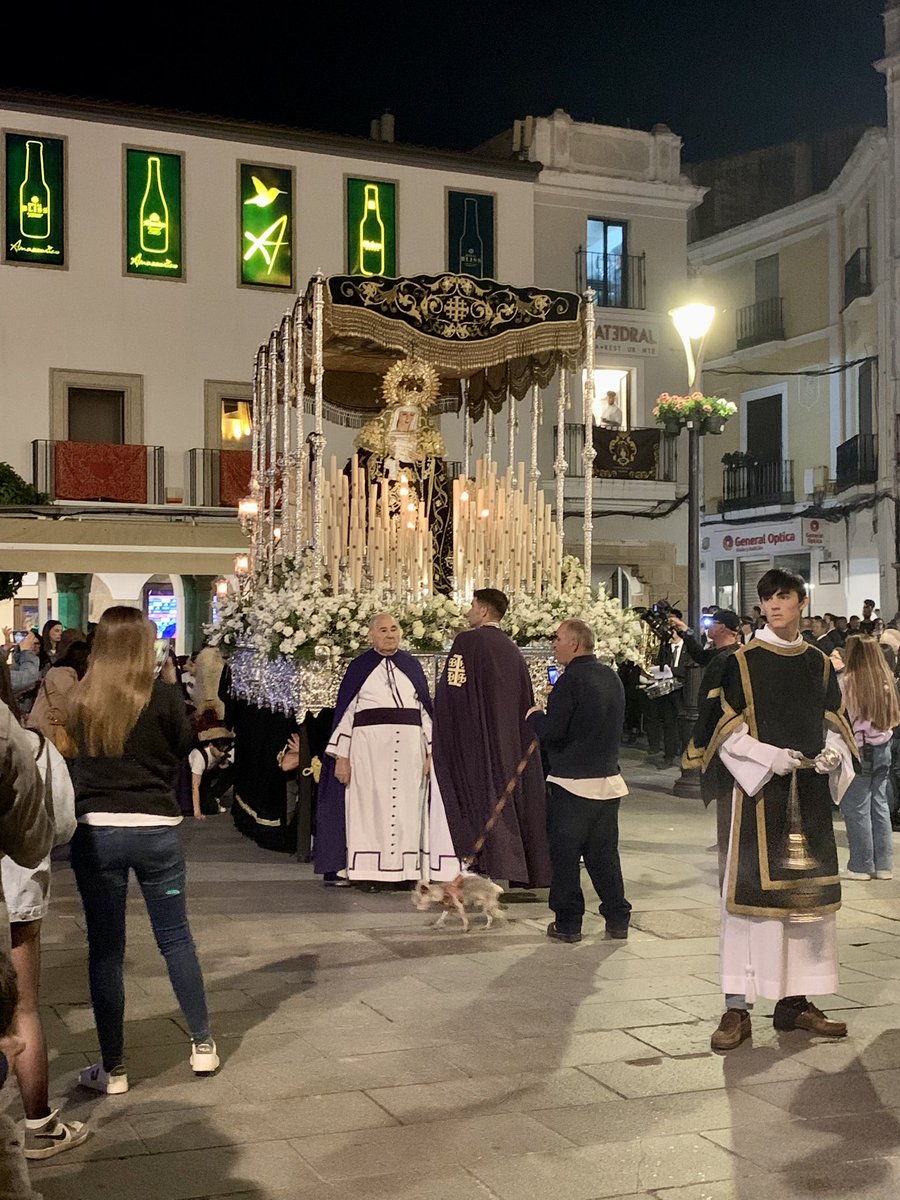 Blogdestina2's tweet image. #SemanaSanta2023 en #Mérida Una decisión acertada. La ciudad tiene mucho encanto, y además se come muy bien. Para dormir @paradores, para nuestra primera cena #NaturaGastroart (el manjar de atún #imperdible) y después un paseo hasta la #PlazaDeEspaña para ver la Procesión.