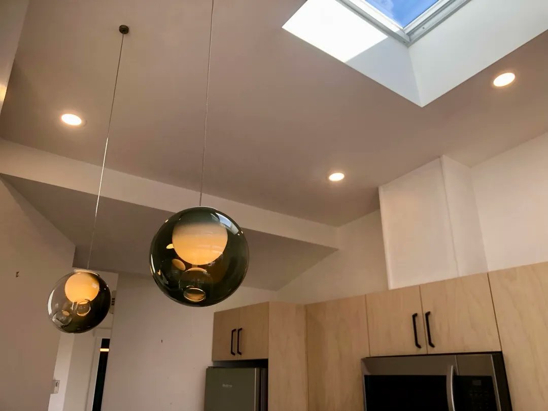 BEFORE AND AFTER
Install of some beautiful pendant lights in this kitchen renovation. 
Check us out on our website to book your next job 👇 
buff.ly/2UUwfkI

#Vancityelectric #vancouverhomereno #vancouverelectrician #kitchenreno #pendantlights #lighting