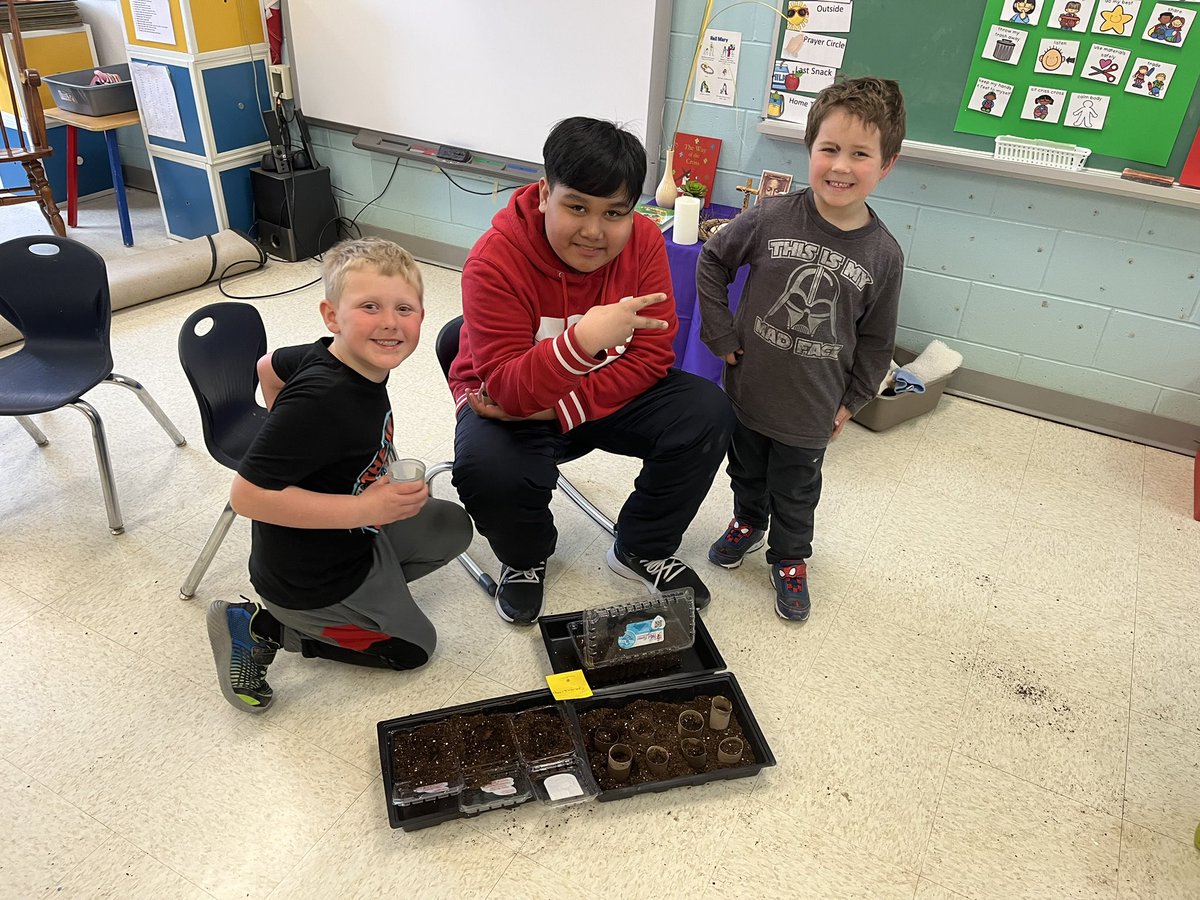 We had such an amazing day with our 7/8 buddies! Thank you <a href="/McMahon_HR/">Jessica McMahon</a>’s class for not only planting some seeds with us, but also for being excellent helpers and showing patients towards our younger students. 🥰 #togetherisbetter #kinderland <a href="/alcdsb_rosa/">Holy Rosary CS</a>