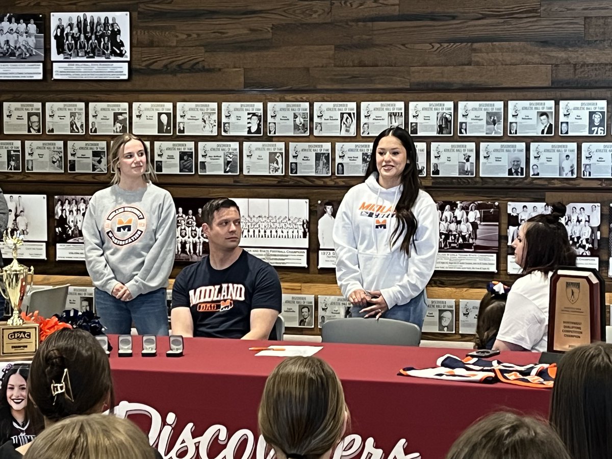 tkwapnioski's tweet photo. Congratulations to #LibertyHarris from ⁦@DiscovererWay⁩ #CHSCheerTeam on signing with ⁦@MidlandUCheer⁩ ⁦@MidlandU⁩ to continue her academics and be part of the cheer squad 👏👏👏👊!  #GoDiscoverers #TheDiscovererWay #Cheer4Life https://t.co/F5TRwk6khf