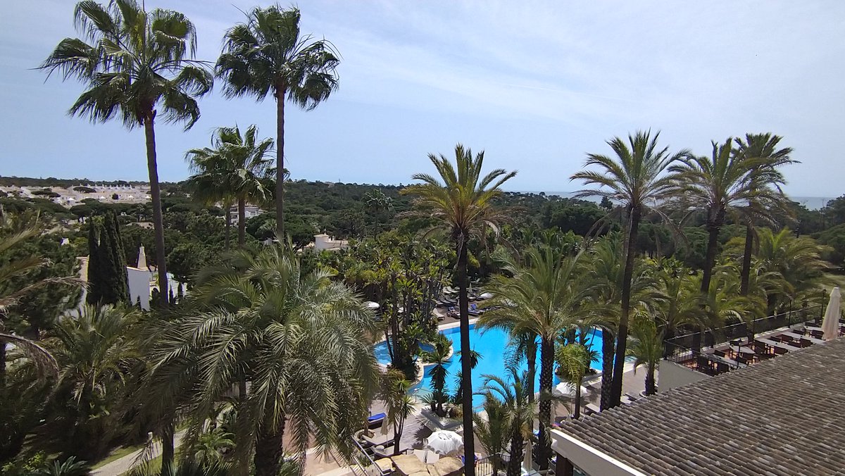 The Leys Senior Tennis Tour arrived at Faro Airport, Portugal at 0930 on Monday morning after a 0230 start. Very happy with pool at Ria Park Hotel, and ready later that day at Vale do Lobo Tennis Academy for their 1st session of the week.