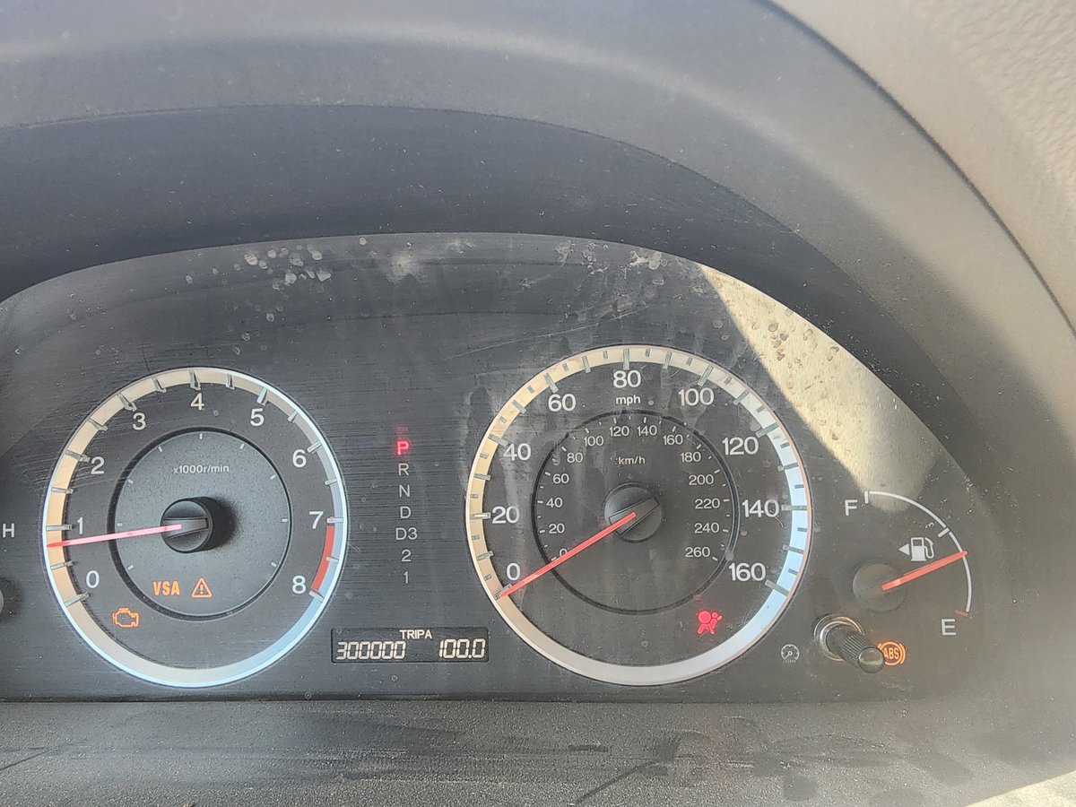 phantom656's tweet image. Hey @Honda it's normal all this lights one looks like christmas tree or its missing another warning lights 🤔