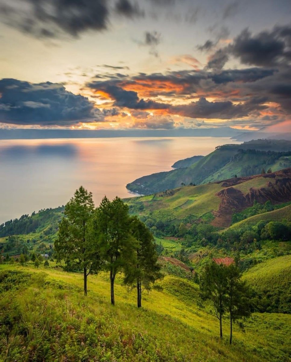 KBurkebooks's tweet photo. Happy Wednesday! Hoping you get to enjoy a beautiful sunset this evening. 

#wednesdaymood #happywednesday #midweek #sunset #sky #colorful #scenic #nature #outdoors https://t.co/K3nfB3CrDj
