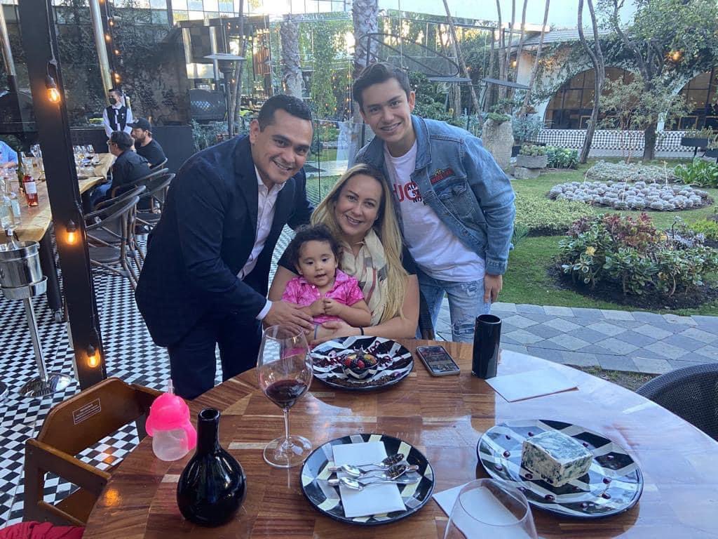rafaramirezmx's tweet image. No puedo prometerles que estaré presente durante toda su vida, pero si que voy a amarlos por el resto de la mía… #Losamo ❤️🙌🏼🙏🏽 #MisMotoresDeVida #EnFamiliaTodoEsMejor 🥰🤗👍