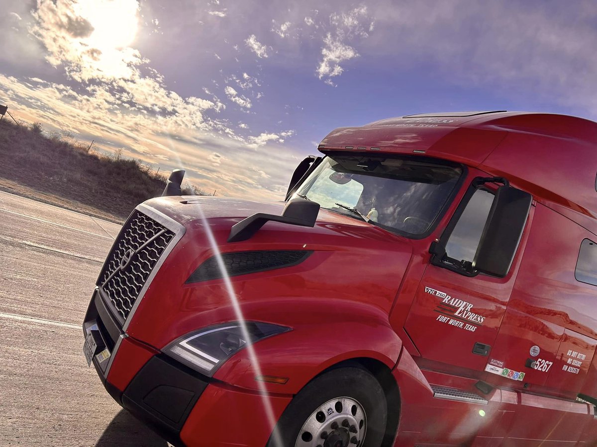 Thank you to Raider Driver, Hunter S. for this awesome photo! 📷

#photograph #Wednesday #trucking #TruckDriver