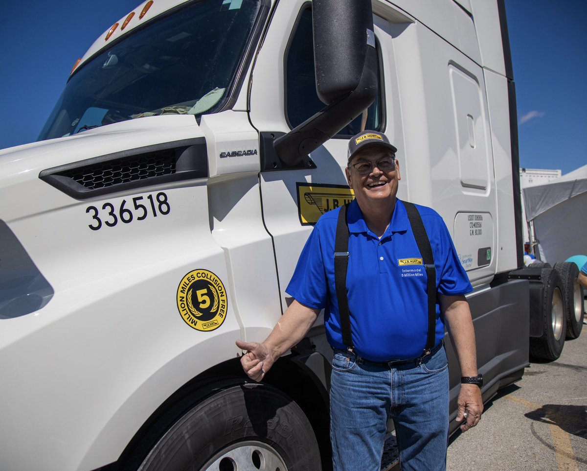 JBHuntDrivers's tweet photo. Today in Kansas, we were able to celebrate an incredible driver on his amazing accomplishment. Chuck was our third-ever #JBHuntDriver to reach five million safe miles! Help us congratulate him! https://t.co/5rg92rSvol