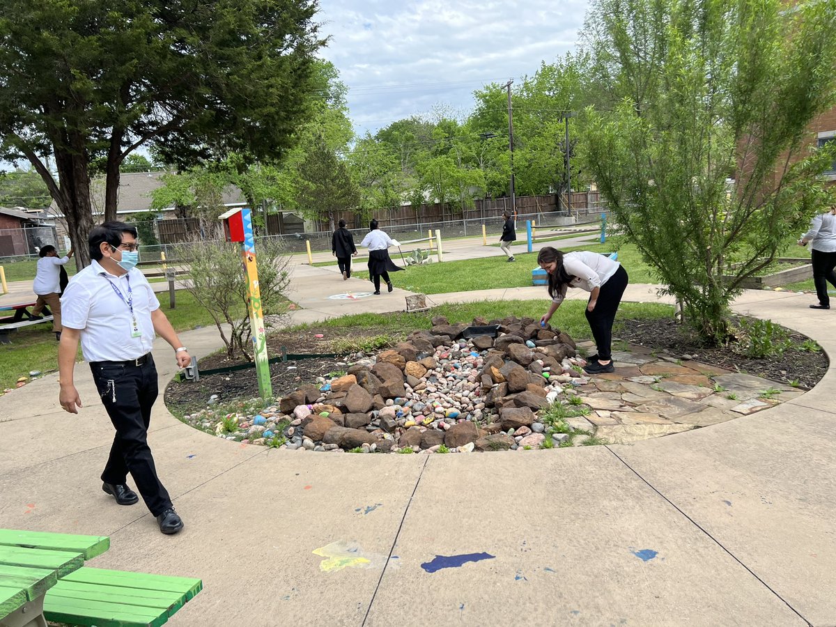 Principal_JP's tweet photo. #BuildingScholars is hard work. We were able to have some fun and go egg hunting this afternoon. Thank you @HBGonzalezPTA for taking care of our amazing team members who make it all possible @HBGonzalezPLA #4thQtr #WhereGainsareWon #LearningisFUNdamental https://t.co/sZ18Kx2zk7