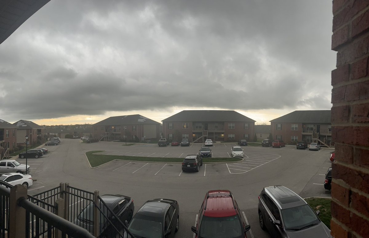 georgie_mann_'s tweet photo. @ryanhallyall storms rolling in in georgetown, ky https://t.co/cKTCfcB0c0