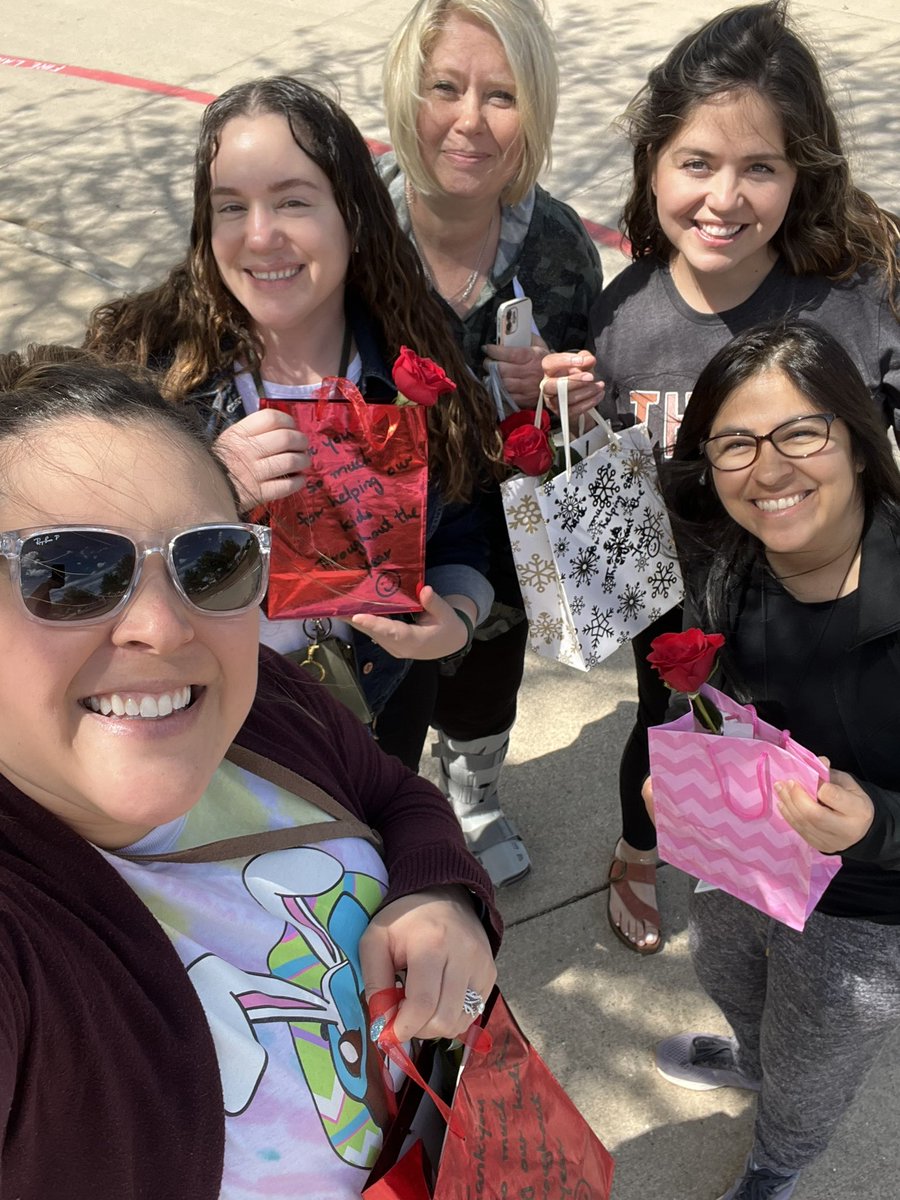 Liz_S_Castillo's tweet photo. The @OgleElem Carpool Crew loved feeling LOVED &amp; appreciated by a kind Ogle parent picking up their kiddo today 🥰❤️ Happy Wednesday! w/@MarmolShahida https://t.co/4m0CKIzUj8