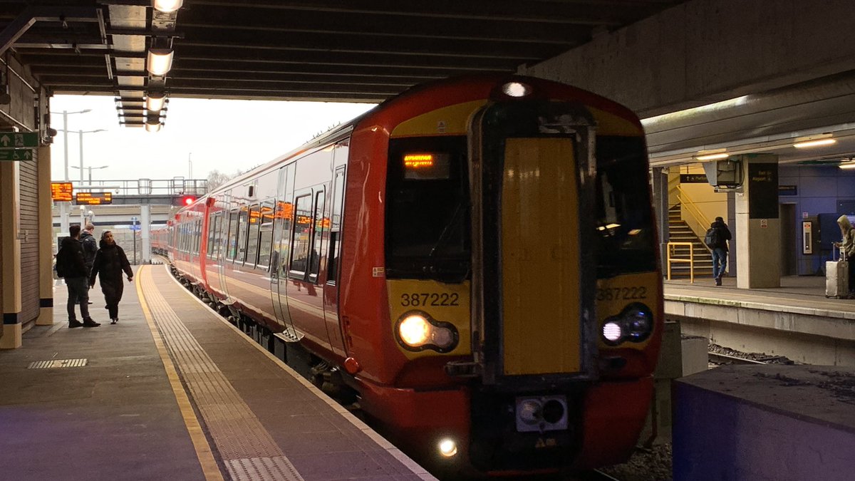 LudwigTails's tweet image. This is my ride back to Brighton. @GatwickExpress #class387 222, 207 and 226 arriving at Gatwick Airport.

#gatwickexpress