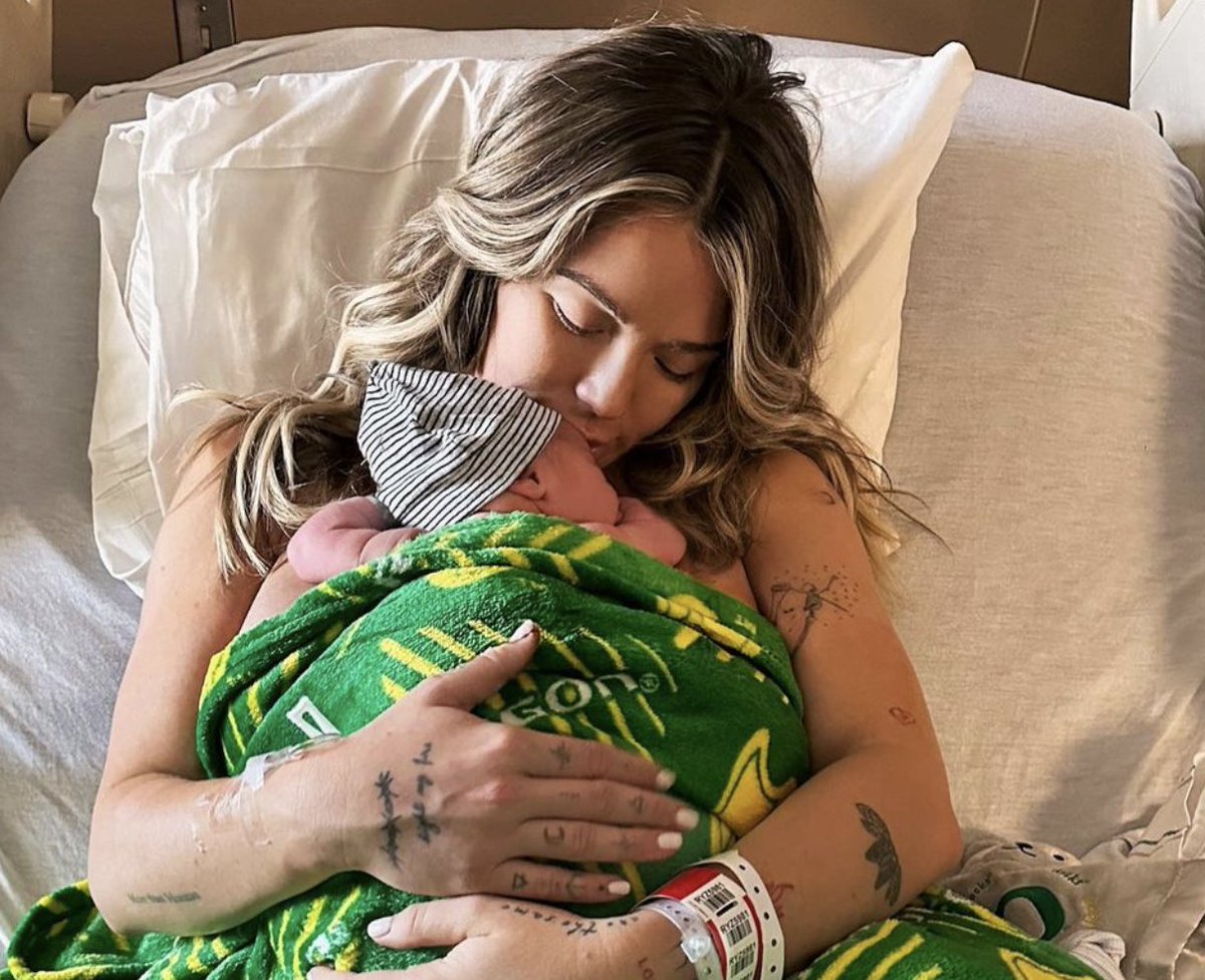 It's been roughly 9 months since Oregon Tight End Spencer Webb tragically passed away. Webb's girlfriend, Kelly Kay, recently gave birth to his son, Spider Webb ♥️ Spider was Spencer's nickname.