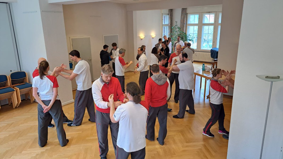 GiuseppeWT's tweet photo. Das war eine schöne Stimmung gestern in Hannover beim WingTsun LG bei Sifu Rudi Hofmann und Sifu Kai Kalbreier vielen Dank für Eure Organisation und Mithilfe. Herzlichen Dank allen Teilnehmern für das fleissige mitmachen. Und vielen Dank an Sifu Frank Aichlseder und Sifu Pana 👍 https://t.co/M07atCdp7T