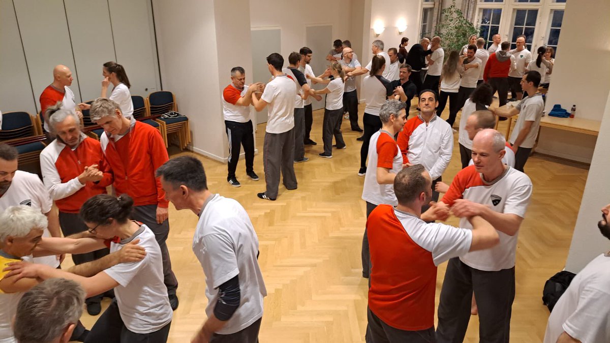 GiuseppeWT's tweet photo. Das war eine schöne Stimmung gestern in Hannover beim WingTsun LG bei Sifu Rudi Hofmann und Sifu Kai Kalbreier vielen Dank für Eure Organisation und Mithilfe. Herzlichen Dank allen Teilnehmern für das fleissige mitmachen. Und vielen Dank an Sifu Frank Aichlseder und Sifu Pana 👍 https://t.co/M07atCdp7T